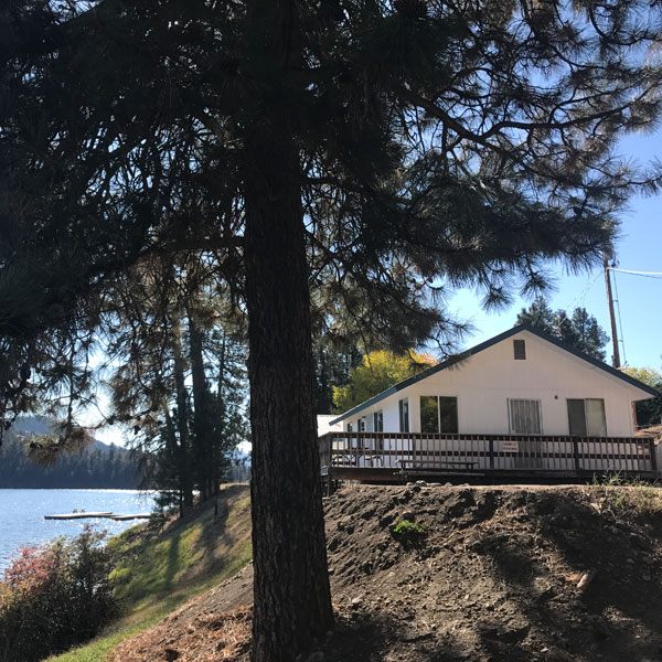 Deluxe Four Bedroom Cabin at Tiffanys Resort Curlew Lake