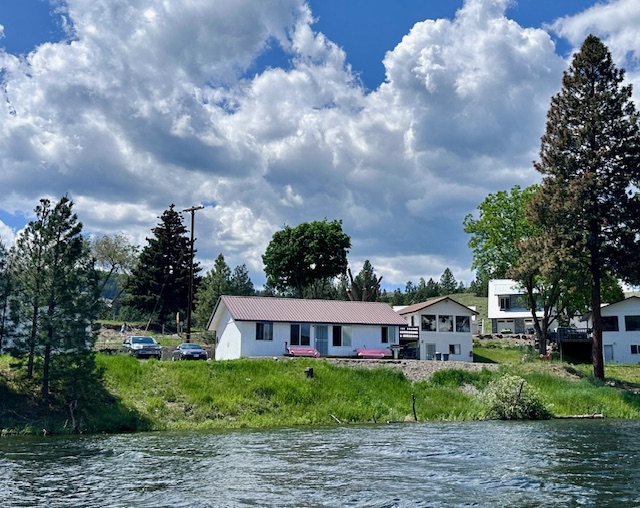 Deluxe Four Bedroom Cabin at Tiffanys Resort Curlew Lake